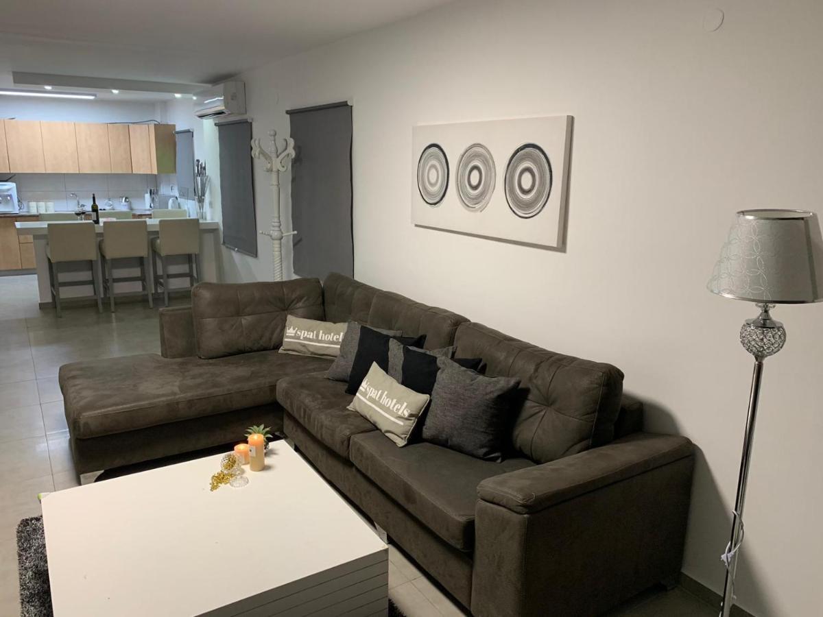 דירת 5 חדרים מול הים Apartment Bat Yam Bagian luar foto