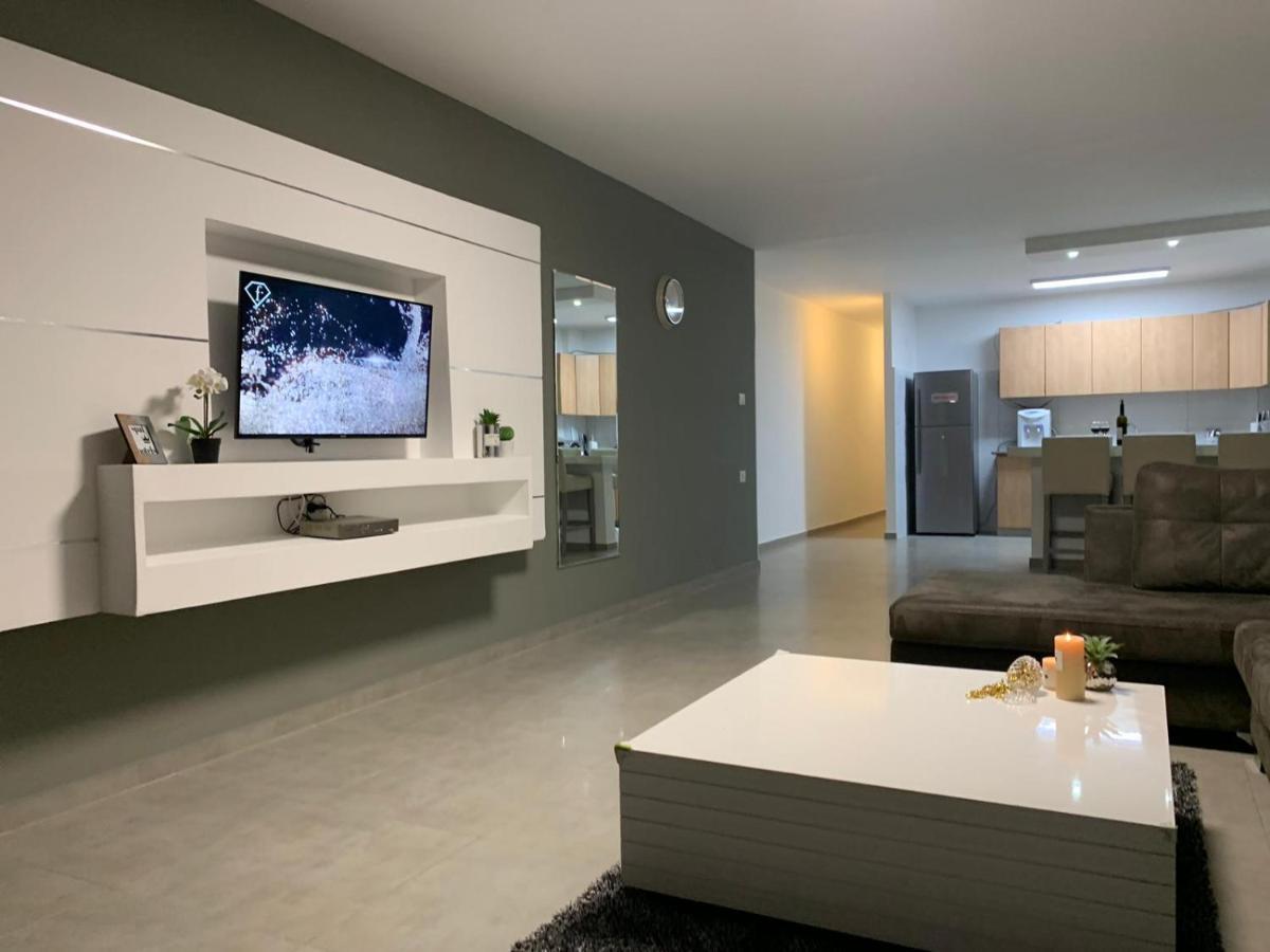 דירת 5 חדרים מול הים Apartment Bat Yam Bagian luar foto