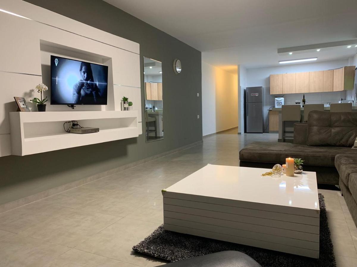 דירת 5 חדרים מול הים Apartment Bat Yam Bagian luar foto